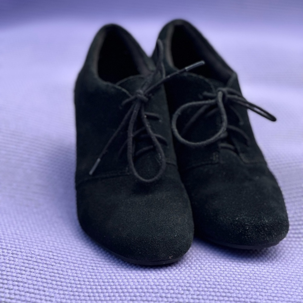 Clarks bendable women’s shoes. Suede/microfiber material.